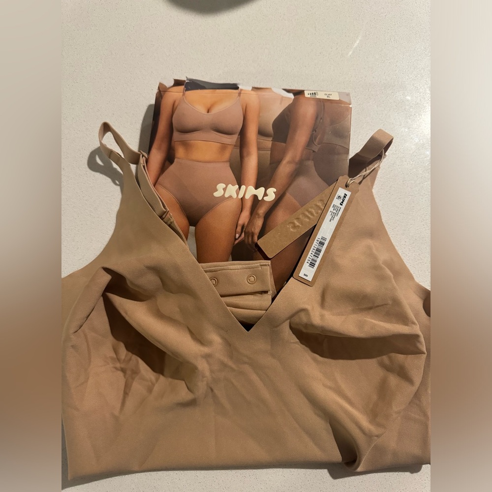 SKIMS BODY UNLINED PLUNGE THONG BODYSUIT | CLAY